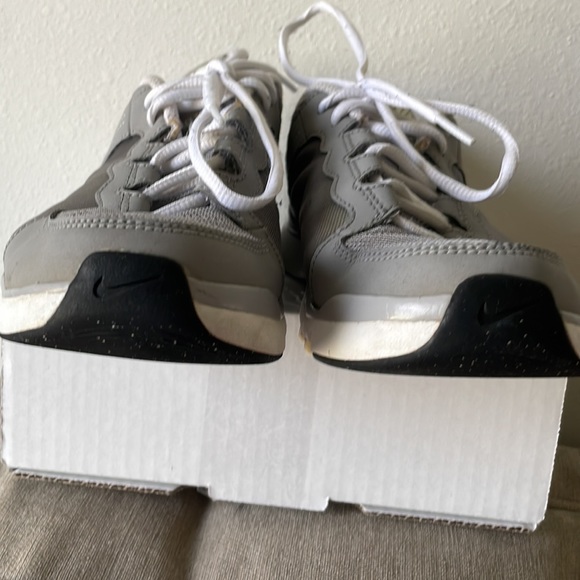 Nike sneakers size 9.5  used - Picture 5 of 11